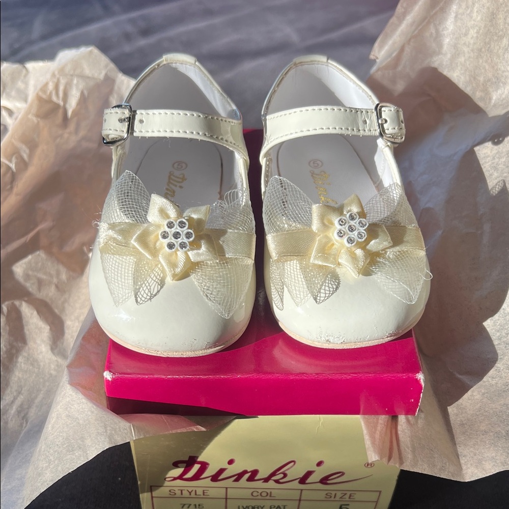 IVORY/CREAM PATENT LEATHER SHOES W/ ELEGANT TAFFETA FLORAL BOW